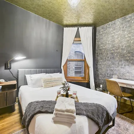 Wrigleyville Art Deco Executive Duplex Garage *