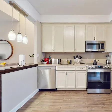 Chic River North Retreat Apartment *