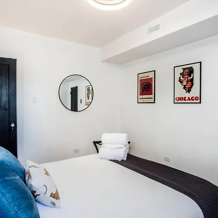 King Bed, Great Wifi, United Center, Walk To Train Apartment *
