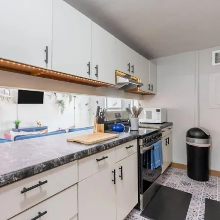 Sleep 25 - Huge Downtown Vintage Lofts, Balcony & Gym Apartment *
