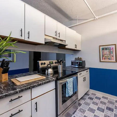 Sleep 14 Downtown, Vintage 5bd-2ba Gym & Patio *