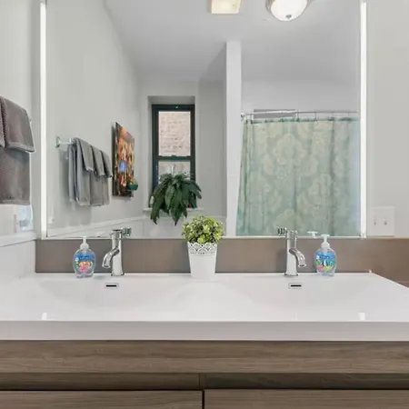 Secret Gallery On The Park - 2bd/1ba Chicago