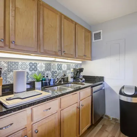 Downtown Penthouse I Vintage , Gym & Balcony #5 *