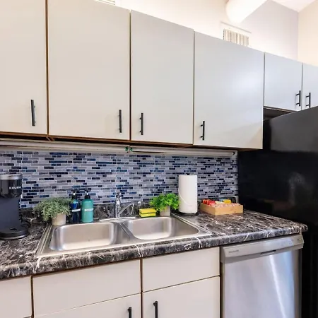Sleep 14 Downtown, Vintage 5bd-2ba Gym & Patio * Chicago