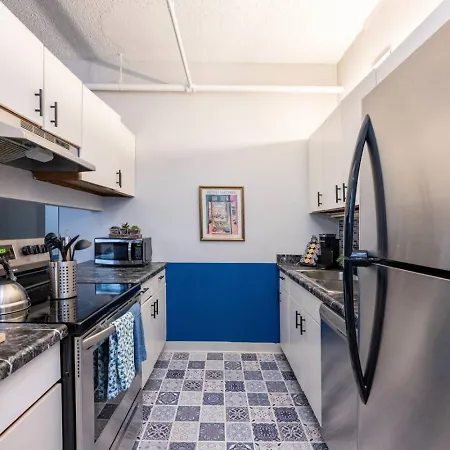 Sleep 14 Downtown, Vintage 5bd-2ba Gym & Patio