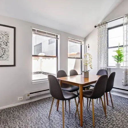 Sleep 25 - Huge Downtown Vintage Lofts, Balcony & Gym *