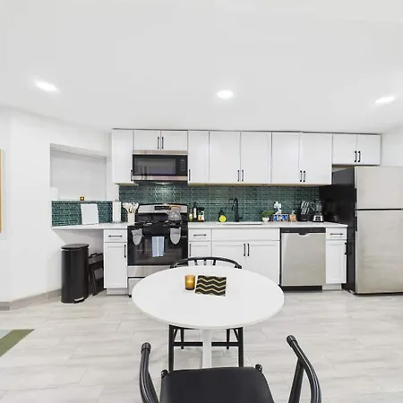 Wrigleyville Art Deco Executive Duplex Garage Apartment Chicago
