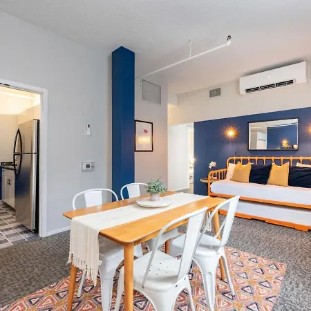 Downtown Penthouse, Vintage 2bd Gym #1 Apartment