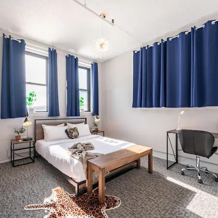 Sleep 14 Downtown, Vintage 5bd-2ba Gym & Patio Apartment