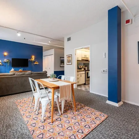 Downtown Penthouse, Vintage 2bd Gym #1 *