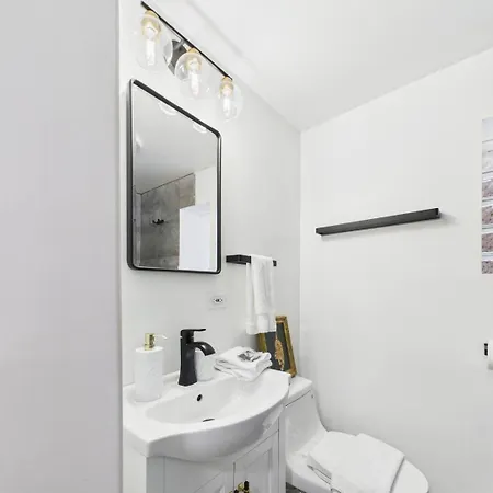 Wrigleyville Art Deco Executive Duplex Garage Apartment *