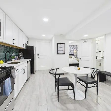 Wrigleyville Art Deco Executive Duplex Garage *
