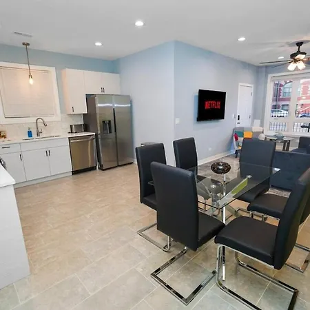 Spacious 3br Near United Center & Medical District Chicago