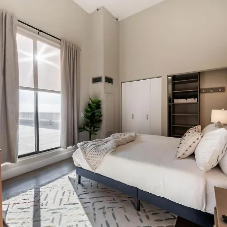 Downtown Penthouse 3bd Views Parking Gym #2