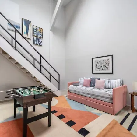 Sleep 25 - Huge Downtown Vintage Lofts, Balcony & Gym Chicago