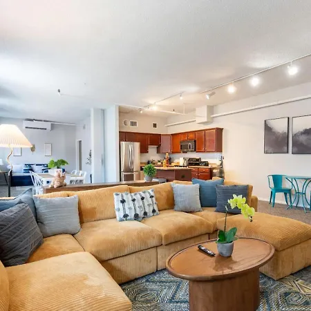 Sleep 14 Downtown, Vintage 5bd-2ba Gym & Patio Apartment *