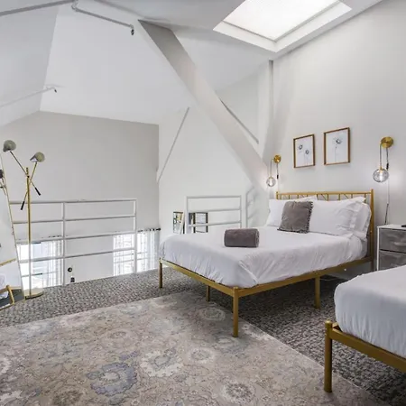 Sleep 25 - Huge Downtown Vintage Lofts, Balcony & Gym Apartment *