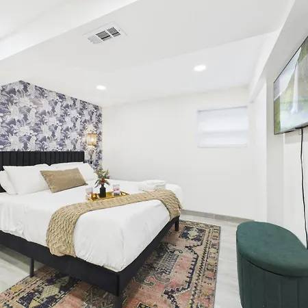 Wrigleyville Art Deco Executive Duplex Garage Apartment *
