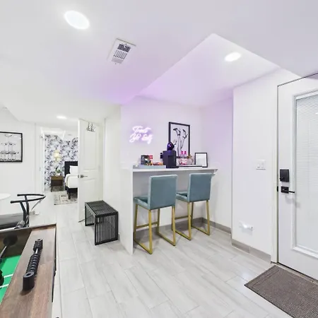 Wrigleyville Art Deco Executive Duplex Garage *