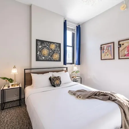 Sleep 14 Downtown, Vintage 5bd-2ba Gym & Patio Chicago