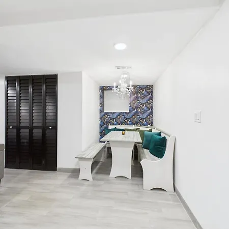 Wrigleyville Art Deco Executive Duplex Garage *