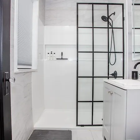 King Bed, Great Wifi, United Center, Walk To Train Apartment *
