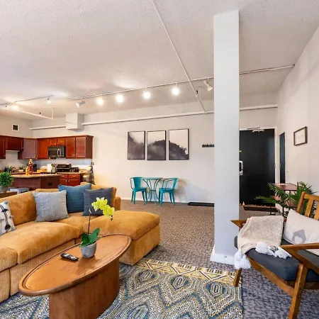 Sleep 14 Downtown, Vintage 5bd-2ba Gym & Patio Apartment *