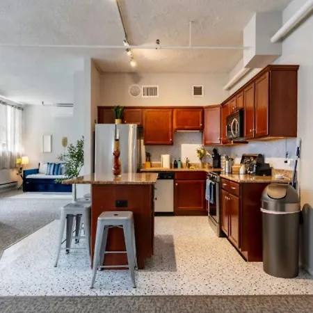 Sleep 14 Downtown, Vintage 5bd-2ba Gym & Patio *