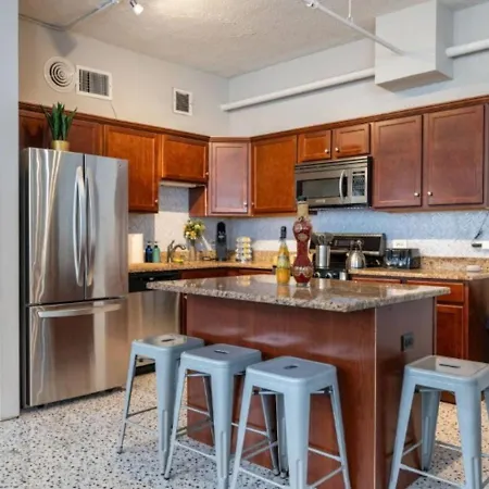 Apartment Sleep 14 Downtown, Vintage 5bd-2ba Gym & Patio