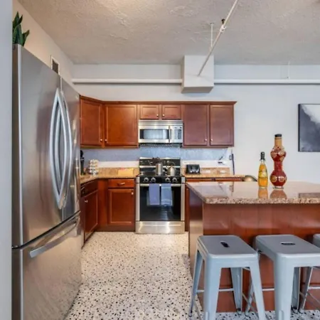 Apartment Sleep 14 Downtown, Vintage 5bd-2ba Gym & Patio *