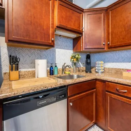 Sleep 14 Downtown, Vintage 5bd-2ba Gym & Patio * Chicago