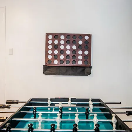 King Bed, Great Wifi, United Center, Walk To Train Apartment *