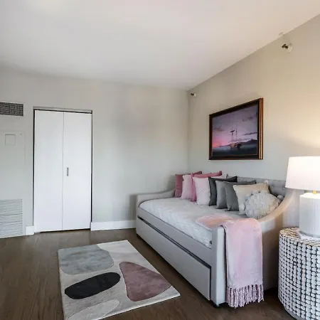 Downtown Penthouse 3bd Views Parking Gym #2 *