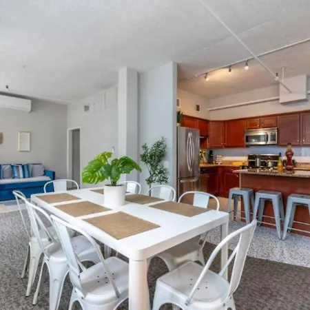 Sleep 14 Downtown, Vintage 5bd-2ba Gym & Patio Apartment