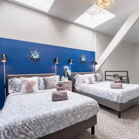 Sleep 25 - Huge Downtown Vintage Lofts, Balcony & Gym *