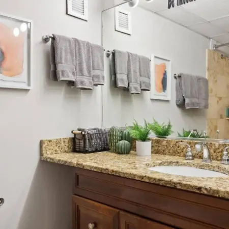 Sleep 14 Downtown, Vintage 5bd-2ba Gym & Patio Apartment