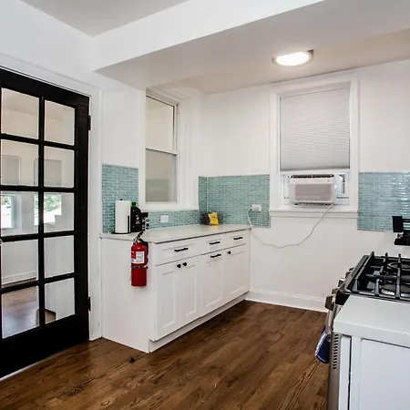 King Bed, Great Wifi, United Center, Walk To Train Apartment Chicago