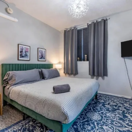 Sleep 14 Downtown, Vintage 5bd-2ba Gym & Patio Apartment *