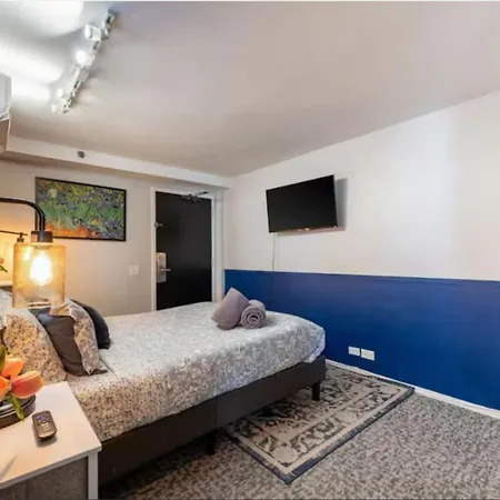 Sleep 25 - Huge Downtown Vintage Lofts, Balcony & Gym Apartment *