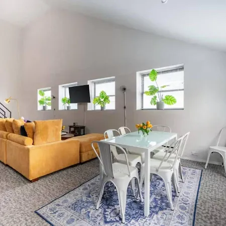 Sleep 25 - Huge Downtown Vintage Lofts, Balcony & Gym Chicago