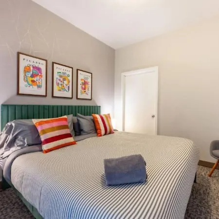 Sleep 14 Downtown, Vintage 5bd-2ba Gym & Patio Apartment *