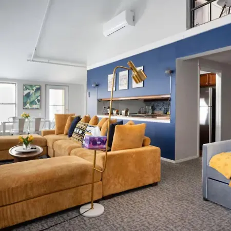 Sleep 25 - Huge Downtown Vintage Lofts, Balcony & Gym Chicago