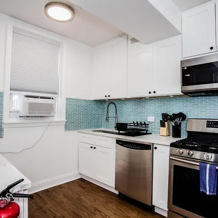 King Bed, Great Wifi, United Center, Walk To Train Apartment Chicago