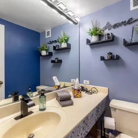 Sleep 25 - Huge Downtown Vintage Lofts, Balcony & Gym *