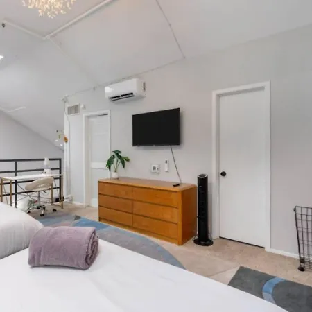 Apartment Sleep 25 - Huge Downtown Vintage Lofts, Balcony & Gym *
