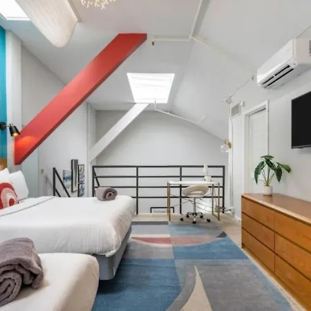 Sleep 25 - Huge Downtown Vintage Lofts, Balcony & Gym Chicago