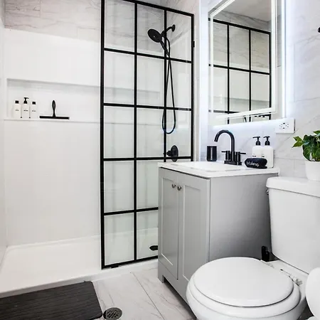 King Bed, Great Wifi, United Center, Walk To Train Apartment