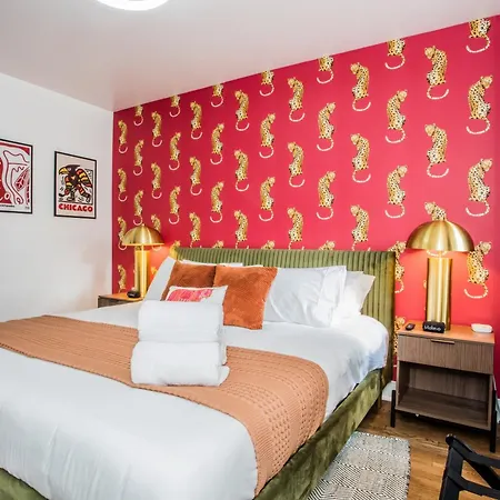 King Bed, Great Wifi, United Center, Walk To Train Apartment *