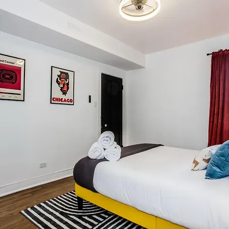 King Bed, Great Wifi, United Center, Walk To Train Apartment Chicago