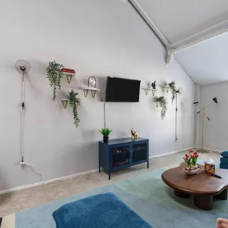 Sleep 25 - Huge Downtown Vintage Lofts, Balcony & Gym Apartment *